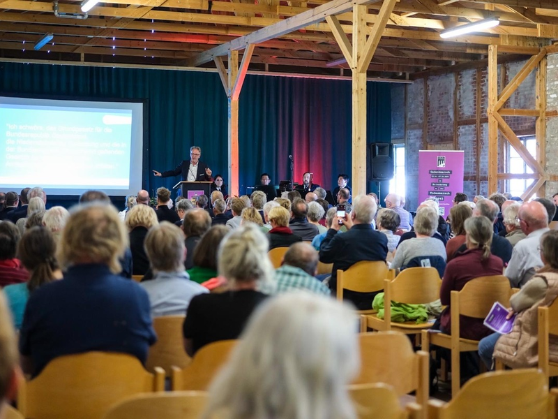 POL-OLD: Gedenkmarsch von Bremen-Farge nach Sandbostel: 3.000 Teilnehmende erinnern an Todesmarsch 1945 - Foto: presseportal.de