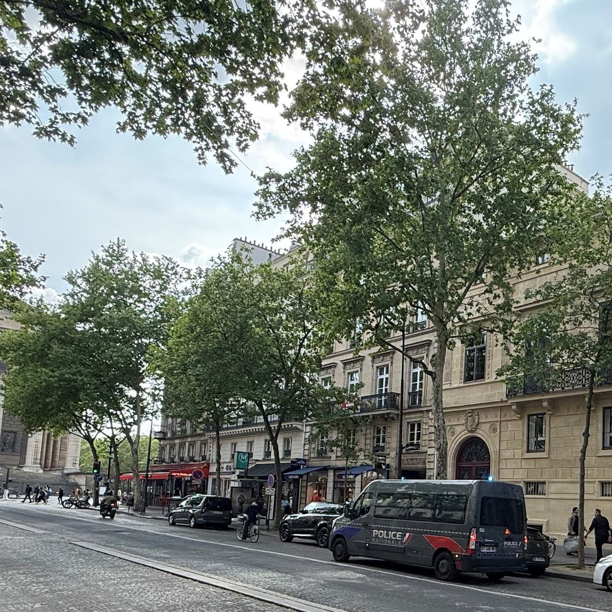 Wegen des Raubüberfalls auf Kardashian stehen nun neun Männer und eine Frau vor Gericht. - Foto: Michael Evers/dpa