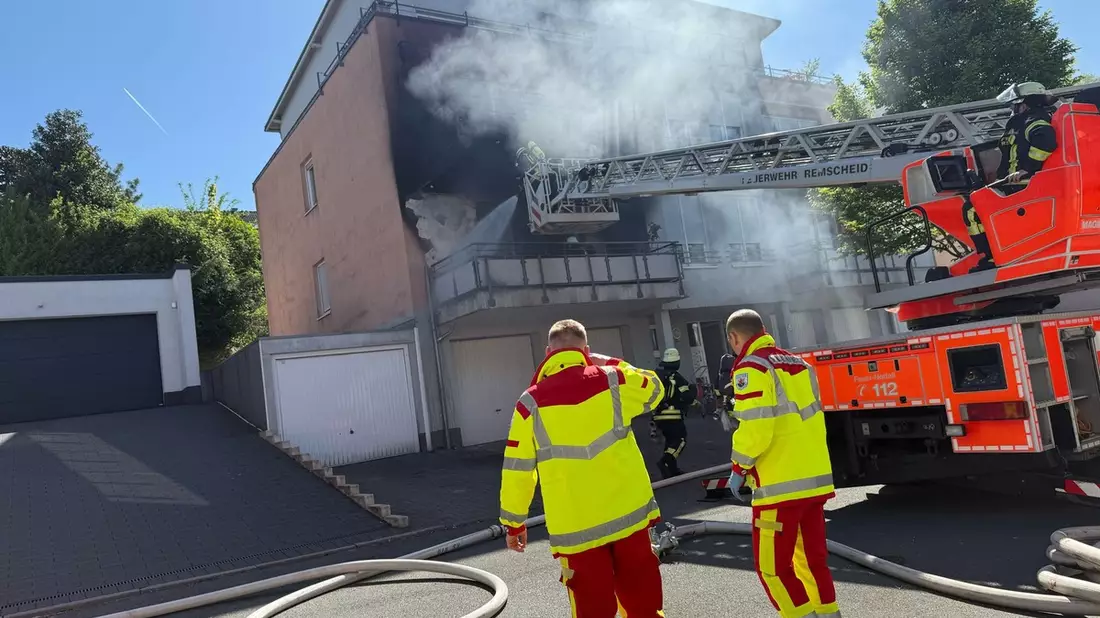 FW-RS: Brand auf Balkon in der Roonstraße - Feuerwehr verhindert Ausbreitung - Bild: presseportal.de