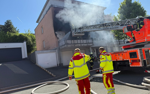 FW-RS: Brand auf Balkon in der Roonstraße - Feuerwehr verhindert Ausbreitung - Foto: presseportal.de