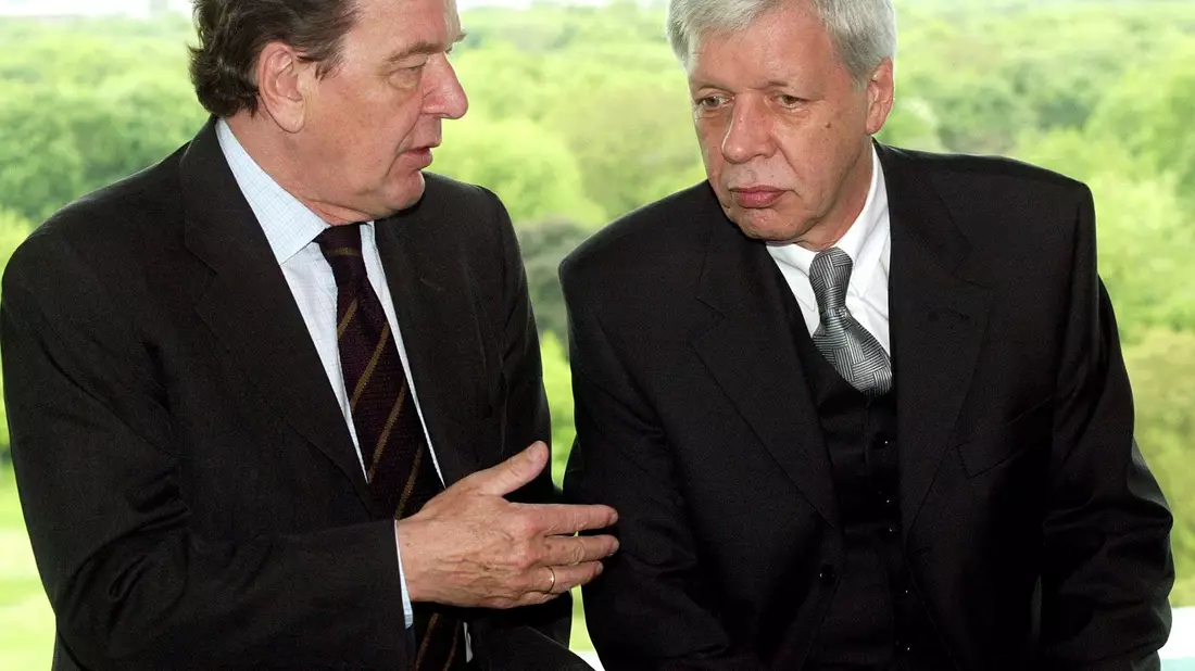 Parteilos in den Bundestag: 1998 wurde der Industrieberater Werner Müller (r) von Gerhard Schröder zum Bundeswirtschaftsminister ernannt. (Archivbild) - Bild: Wolfgang Kumm/dpa