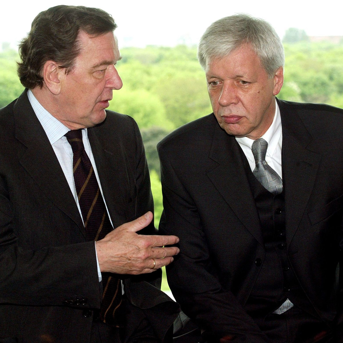 Parteilos in den Bundestag: 1998 wurde der Industrieberater Werner Müller (r) von Gerhard Schröder zum Bundeswirtschaftsminister ernannt. (Archivbild) - Foto: Wolfgang Kumm/dpa
