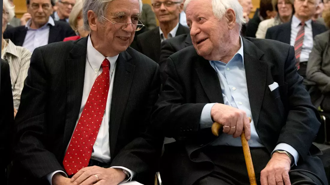 Michael Naumann (l.) war vor seiner politischen Karriere unter anderem Chefredakteur und Herausgeber der Wochenzeitung «Die Zeit». (Archivbild) - Bild: picture alliance / dpa
