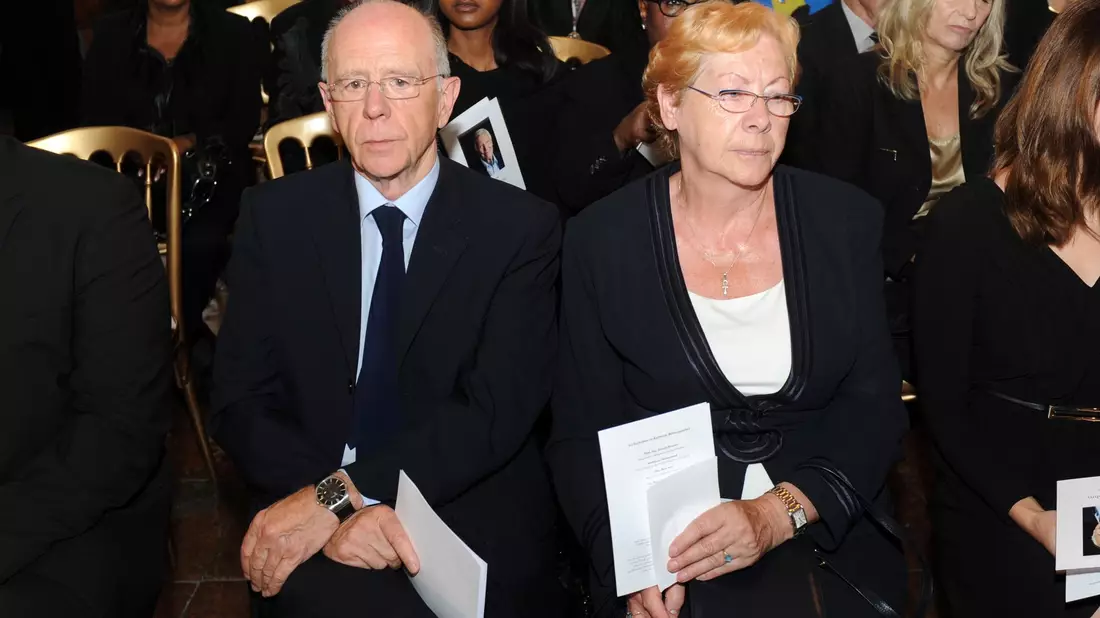 In seiner Amtszeit initiierte Walter Riester (l.) die nach ihm benannte «Riester-Rente». (Archivbild) - Bild: picture alliance / dpa