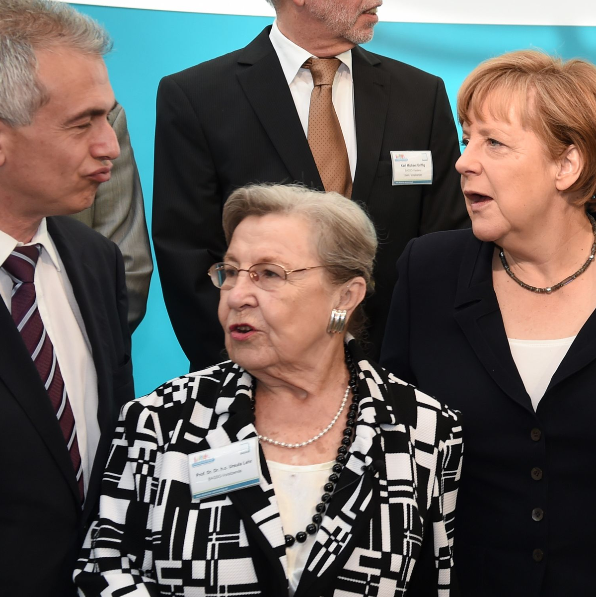 1995 gründete Ursula Lehr (m.) das Deutsche Zentrum für Alternsforschung. (Archivbild) - Foto: picture alliance / dpa