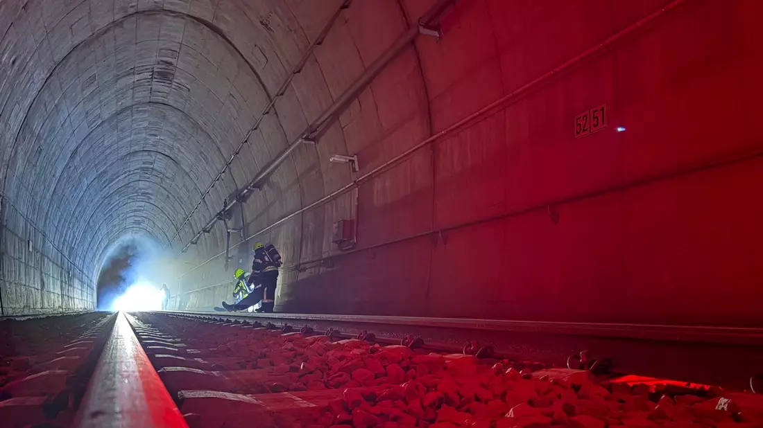 FW-OE: Großübung im Erbscheidtunnel: Feuerwehren aus Olpe und Attendorn proben den Ernstfall - Bild: presseportal.de