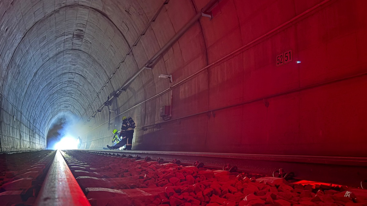 FW-OE: Großübung im Erbscheidtunnel: Feuerwehren aus Olpe und Attendorn proben den Ernstfall - Foto: presseportal.de