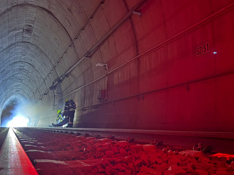 FW-OE: Großübung im Erbscheidtunnel: Feuerwehren aus Olpe und Attendorn proben den Ernstfall - Foto: presseportal.de