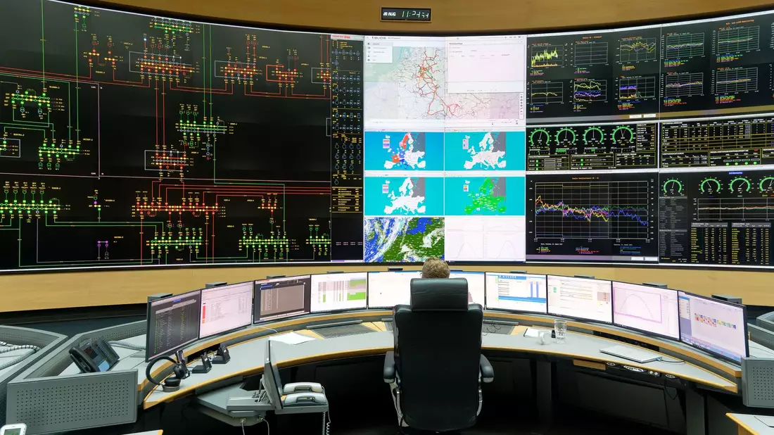 Amprion ist zusammen mit dem Übertragungsnetzbetreiber Swissgrid für die Überwachung der Netzfrequenz in Europa zuständig.  - Bild: Henning Kaiser/dpa