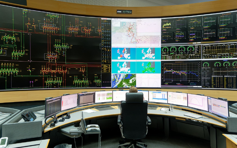 Amprion ist zusammen mit dem Übertragungsnetzbetreiber Swissgrid für die Überwachung der Netzfrequenz in Europa zuständig.  - Foto: Henning Kaiser/dpa