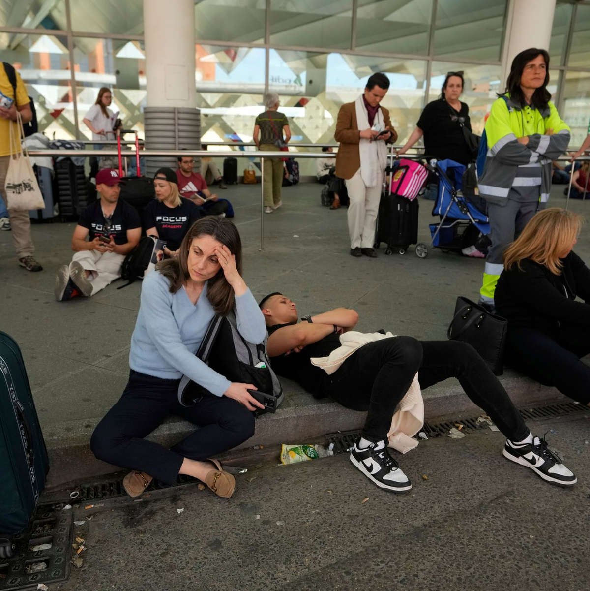 Viele Menschen strandeten an den Flughäfen des Landes.  - Foto: Manu Fernandez/AP/dpa