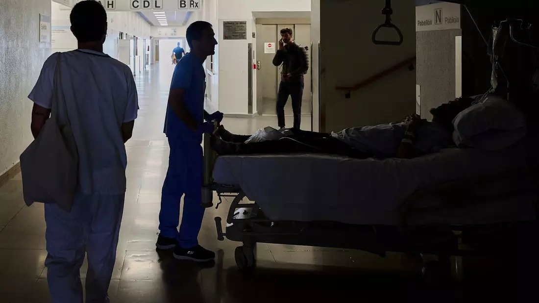 Krankenhäuser waren dank Generatoren nicht vom Stromausfall betroffen.  - Bild: Miguel Oses/AP/dpa