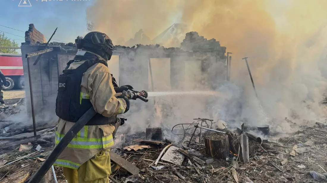 Täglich zerstören russische Angriffe Wohnhäuser und andere zivile Objekte in der Ukraine.  - Bild: Uncredited/Ukrainian Emergency Service/AP/dpa