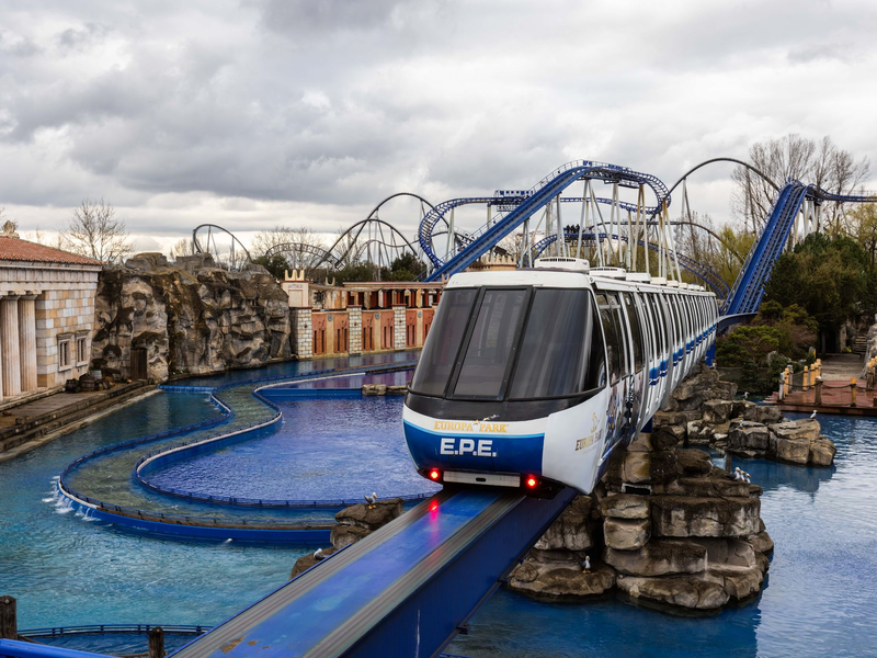 Freizeit- und Themenparks haben im vergangenen Jahr weltweit rund 53 bis 57 Milliarden Euro umgesetzt. (Archivbild) - Foto: Philipp von Ditfurth/dpa