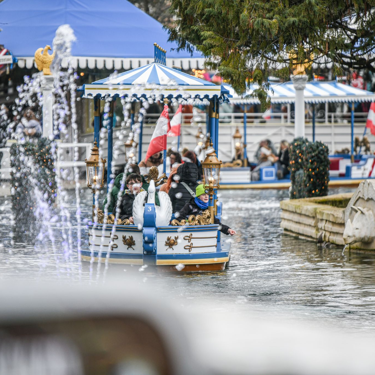 Die Branche der Freizeitparks will auch 2025 und 2026 wachsen. (Archivbild) - Foto: Jason Tschepljakow/dpa