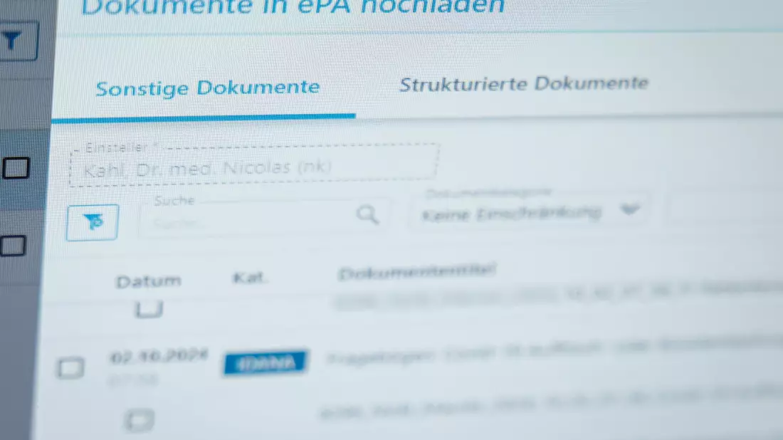 Die E-Akte soll für Patienten und Praxen zum Alltag werden. (Archivbild) - Bild: Daniel Karmann/dpa