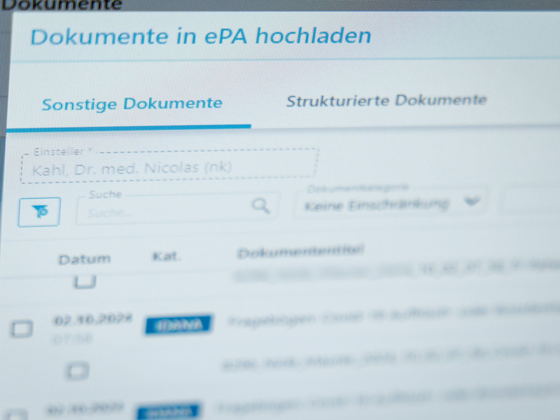 Die E-Akte soll für Patienten und Praxen zum Alltag werden. (Archivbild) - Foto: Daniel Karmann/dpa