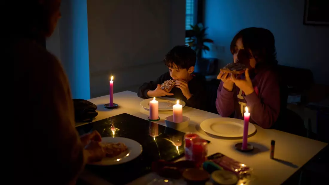 Nach dem weitreichenden Blackout normalisiert sich die Lage in Spanien und Portugal allmählich - aber einige Haushalte sind noch immer im Dunklen.  - Bild: Emilio Morenatti/AP/dpa