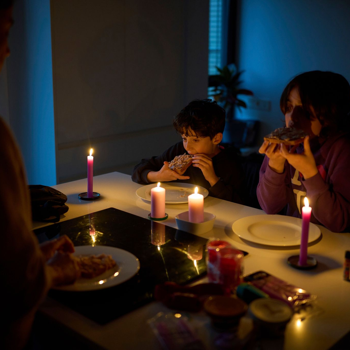 Nach dem weitreichenden Blackout normalisiert sich die Lage in Spanien und Portugal allmählich - aber einige Haushalte sind noch immer im Dunklen.  - Foto: Emilio Morenatti/AP/dpa