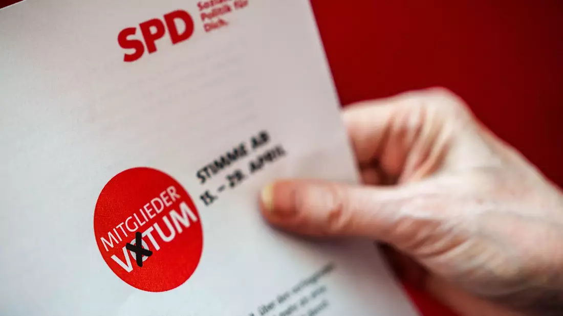 Noch bis Mitternacht können die SPD-Mitglieder über den schwarz-roten Koalitionsvertrag abstimmen (Archivfoto) - Bild: Michael Kappeler/dpa
