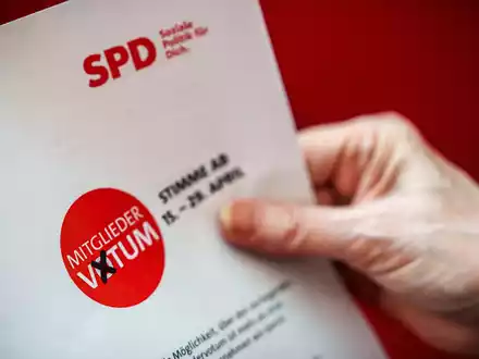 Noch bis Mitternacht können die SPD-Mitglieder über den schwarz-roten Koalitionsvertrag abstimmen (Archivfoto) - Foto: Michael Kappeler/dpa