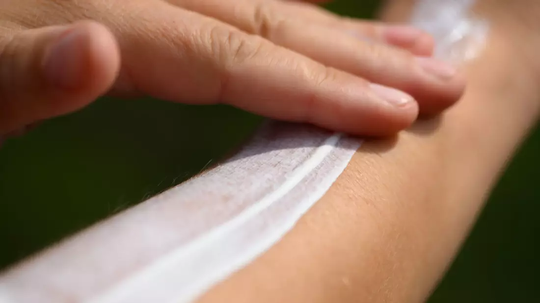 Beim Auftragen der Creme sollte man nicht sparsam sein. (Symbolbild) - Bild: Robert Michael/dpa