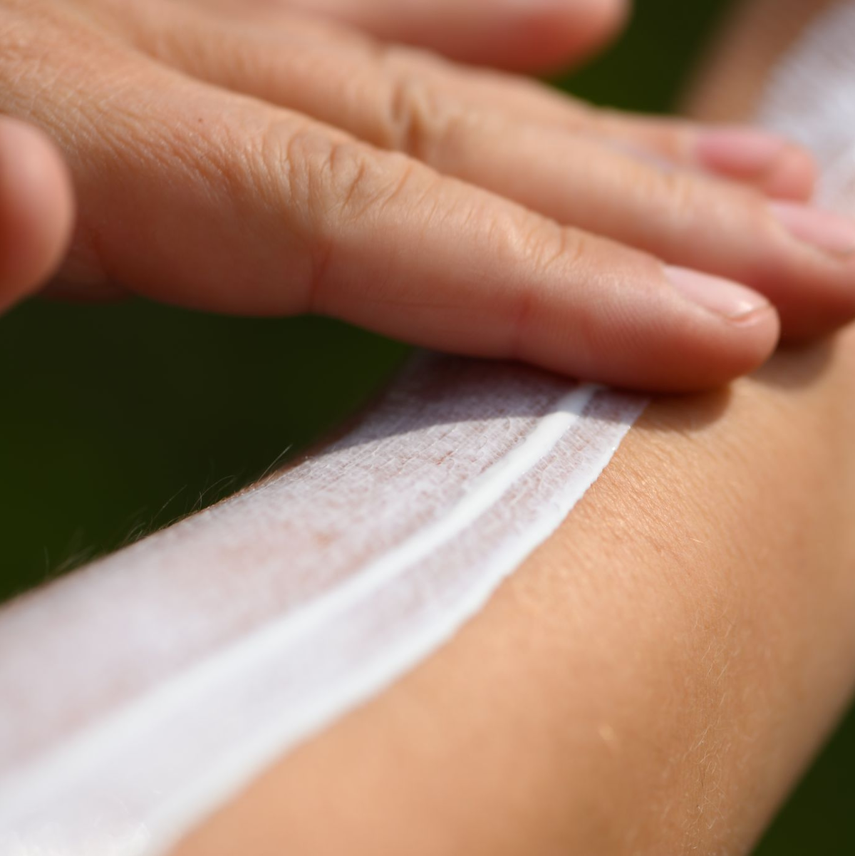 Beim Auftragen der Creme sollte man nicht sparsam sein. (Symbolbild) - Foto: Robert Michael/dpa