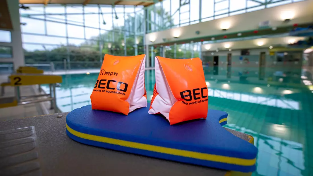 Die Nachfrage nach Schwimmkursen für Kinder bleibt groß. (Archivbild) - Bild: David Inderlied/dpa