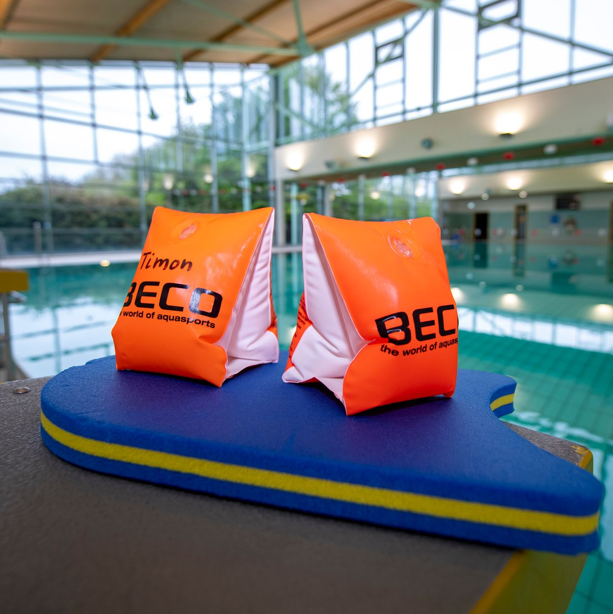 Die Nachfrage nach Schwimmkursen für Kinder bleibt groß. (Archivbild) - Foto: David Inderlied/dpa