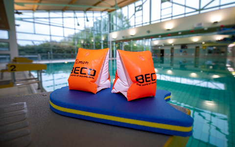 Die Nachfrage nach Schwimmkursen für Kinder bleibt groß. (Archivbild) - Foto: David Inderlied/dpa