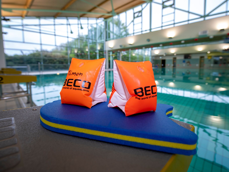 Die Nachfrage nach Schwimmkursen für Kinder bleibt groß. (Archivbild) - Foto: David Inderlied/dpa