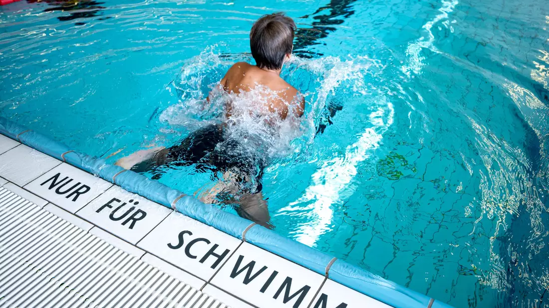 Die DLRG hat 2024 bundesweit so viele Schwimmabzeichen vergeben wie seit zehn Jahren nicht. (Archivbild) - Bild: Fabian Sommer/dpa