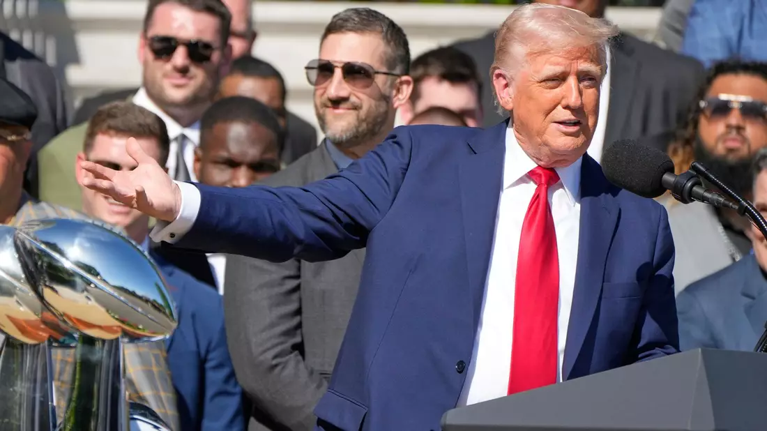 Donald Trump würdigte die Eagles für ihren Sieg im Super Bowl. - Bild: Mark Schiefelbein/AP/dpa