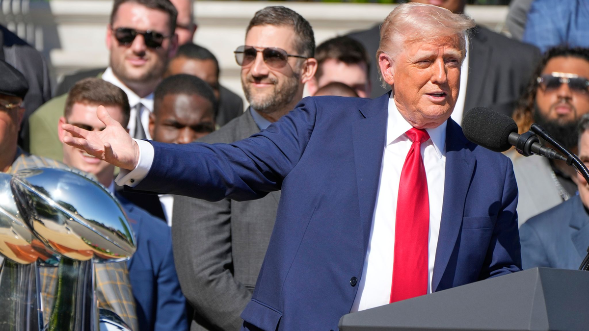 Donald Trump würdigte die Eagles für ihren Sieg im Super Bowl. - Foto: Mark Schiefelbein/AP/dpa