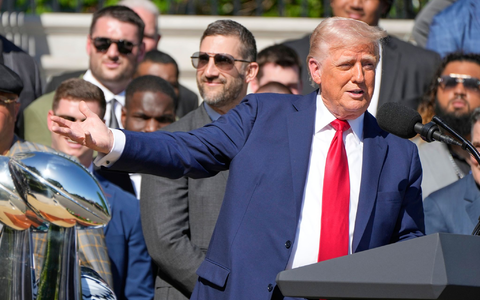 Donald Trump würdigte die Eagles für ihren Sieg im Super Bowl. - Foto: Mark Schiefelbein/AP/dpa