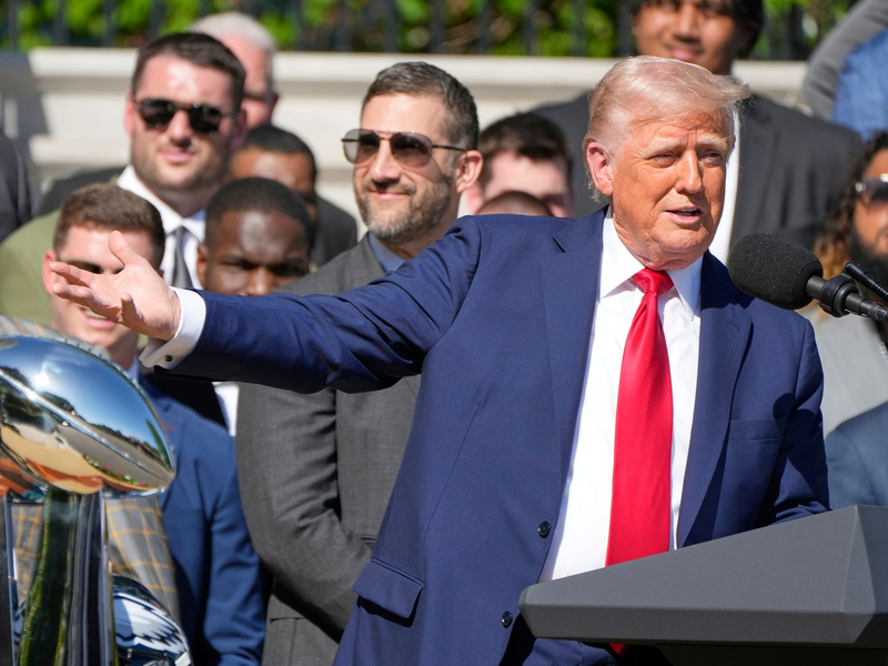 Donald Trump würdigte die Eagles für ihren Sieg im Super Bowl. - Foto: Mark Schiefelbein/AP/dpa