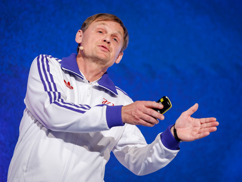 Adidas macht bessere Gewinne, Vorstandschef Björn Gulden fürchtet aber die Auswirkungen von US-Zöllen (Archivbild). - Foto: Daniel Karmann/dpa