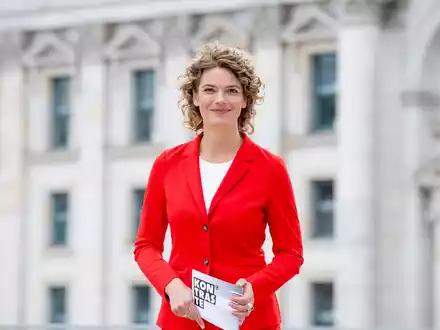 Lena Ganschow moderiert das Politikmagazin Kontraste - Foto: presseportal.de
