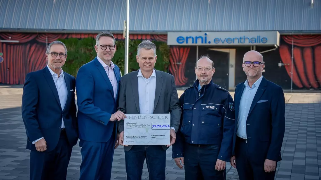 POL-WES: Moers - 50 Jahre Kreis Wesel: Landrat Ingo Brohl übergibt Spende an Polizeistiftung NRW - Bild: presseportal.de