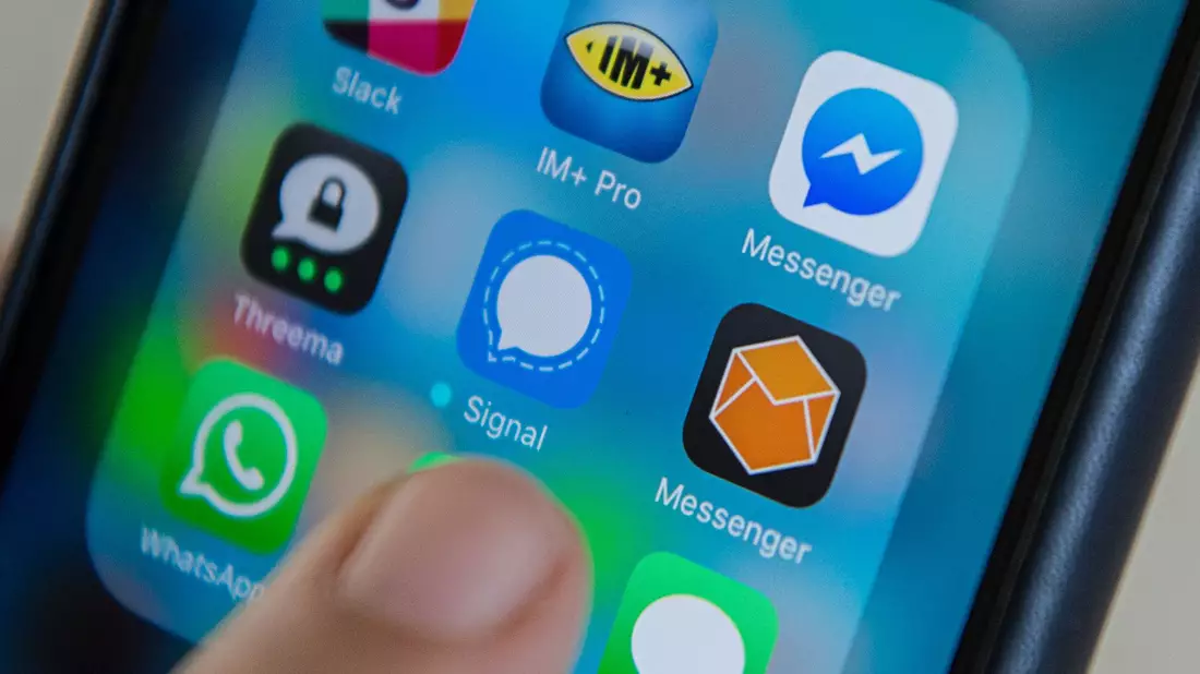 Chatnachrichten-Apps auf einem Smartphone - aus dem Alltag vieler Menschen sind Chats nicht mehr wegzudenken. - Bild: Wolfram Kastl/dpa