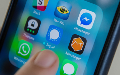 Chatnachrichten-Apps auf einem Smartphone - aus dem Alltag vieler Menschen sind Chats nicht mehr wegzudenken. - Foto: Wolfram Kastl/dpa