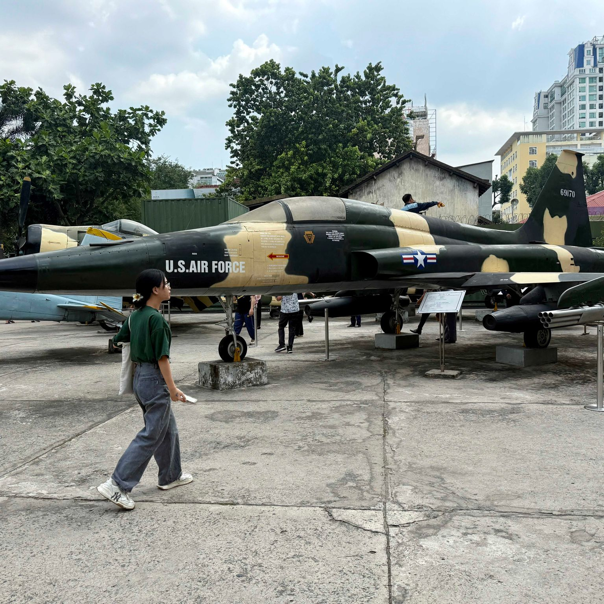 Das Dekor ist einzigartig, inklusive Tarnhelmen an den Wänden. - Foto: Carola Frentzen/dpa