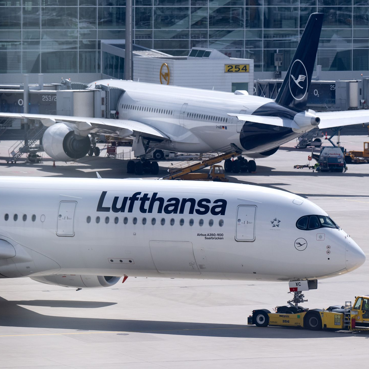 Bis auf Weiteres bleiben Flugzeuge bei der Lufthansa knapp.   - Foto: Sven Hoppe/dpa