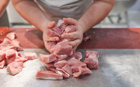 Das Fleischerhandwerk ist wieder attraktiver für junge Menschen. - Foto: Jan Woitas/dpa