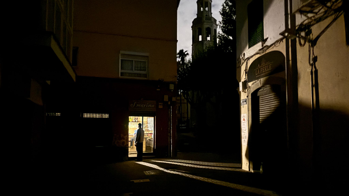 Während des Blackouts sitzen Gäste eines Straßencafés in der Kleinstadt Premià de Mar bei Barcelona im Licht von Taschenlampen und trinken lauwarmes Bier. (Archivbild) - Foto: Jan-Uwe Ronneburger/dpa