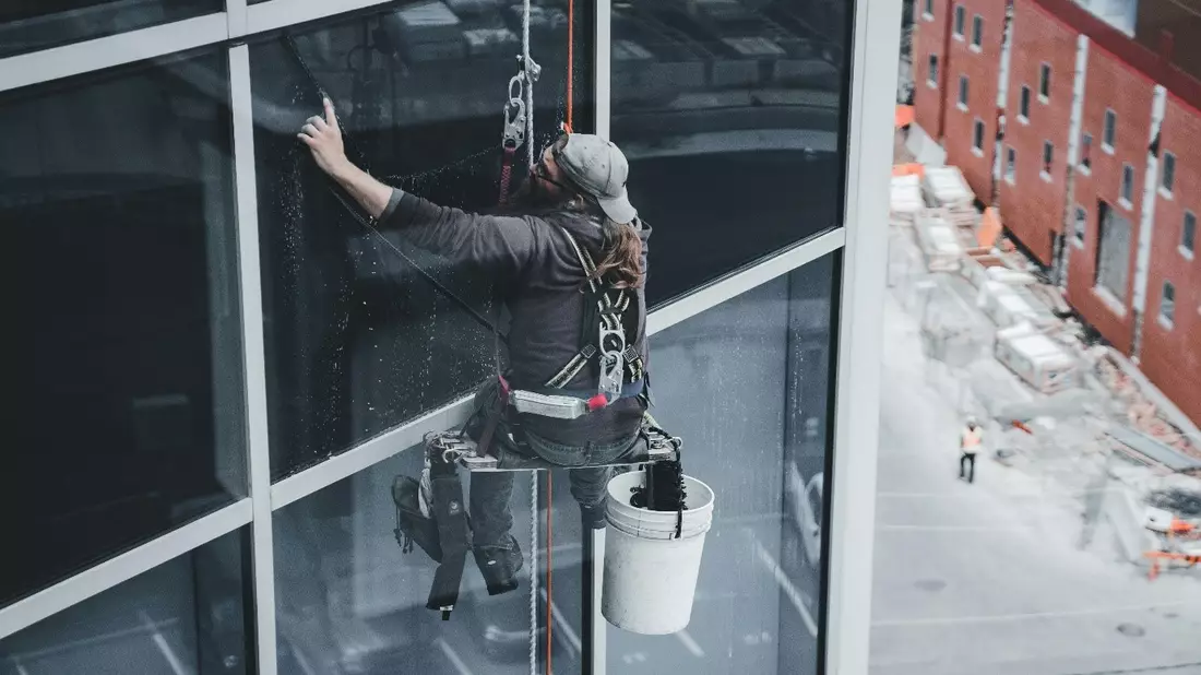 Die professionelle Fensterreinigung vom Fensterputzer in Berlin erlebt derzeit einen Boom  - Bild: Erik Mclean, Pexels.com 