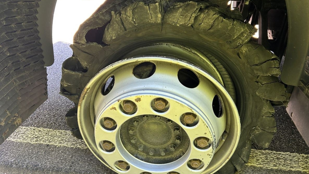 POL-PDLD: B10/LD-Godramstein - VU wegen defektem Reifen - Foto: presseportal.de