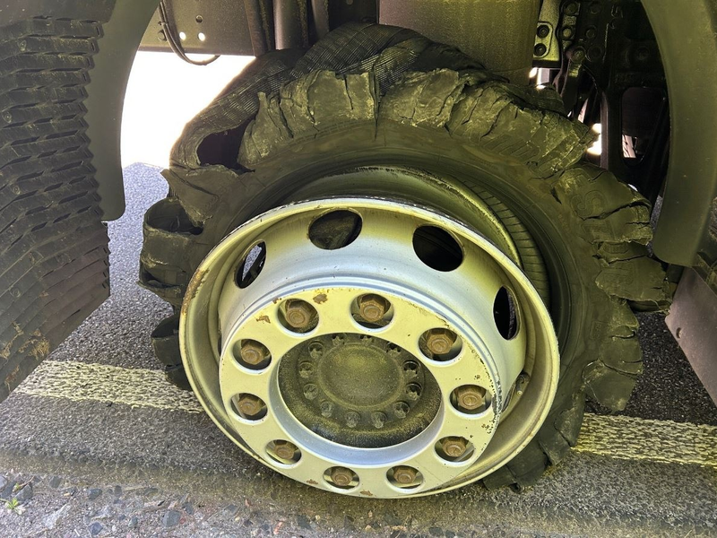 POL-PDLD: B10/LD-Godramstein - VU wegen defektem Reifen - Foto: presseportal.de