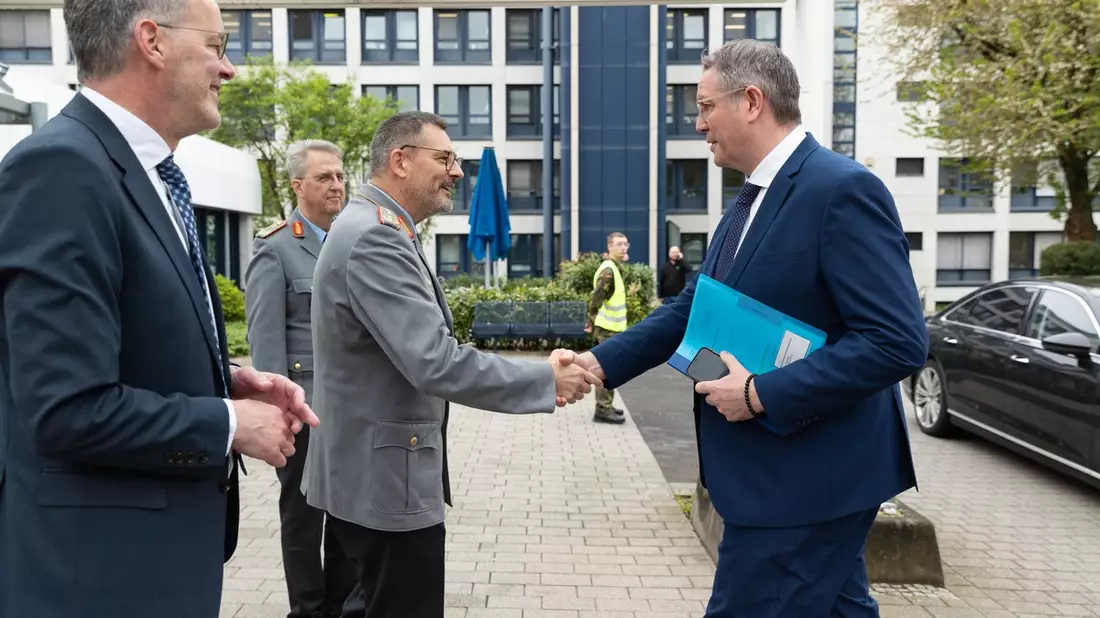Hoher Besuch beim Zentralen Sanitätsdienst der Bundeswehr: MP Alexander Schweitzer und IM Michael Ebling zu Besuch beim Kommando Gesundheitsversorgung und beim Bundeswehrzentralkrankenhaus Koblenz - Bild: presseportal.de