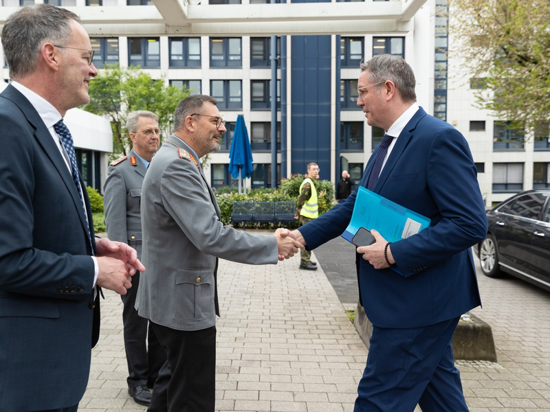 Hoher Besuch beim Zentralen Sanitätsdienst der Bundeswehr: MP Alexander Schweitzer und IM Michael Ebling zu Besuch beim Kommando Gesundheitsversorgung und beim Bundeswehrzentralkrankenhaus Koblenz - Foto: presseportal.de